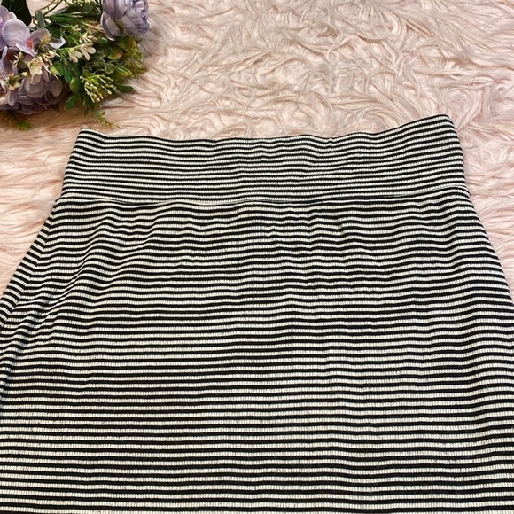 Athleta Encinitas Black White Stripe Ribbed Stretch Midi Skirt sz S - Picture 4 of 8